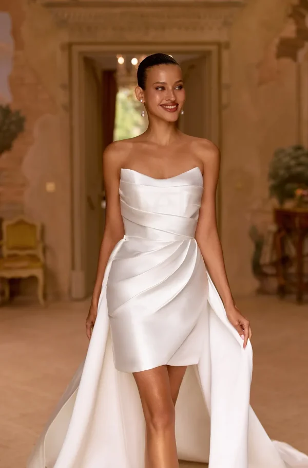Bustier droit et drapé d'une robe de mariée courte en satin à surjupe