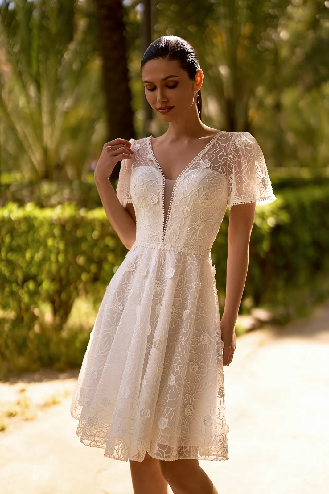 Robe de mariée courte en tulle et dentelle florale à manches courtes et col en V, EB0319 Ellebeline
