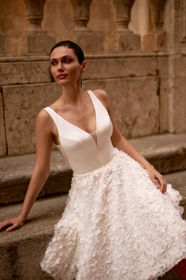 Décolleté en V plongeant et jupe à pétales 3D d'une robe de mariée courte en tulle