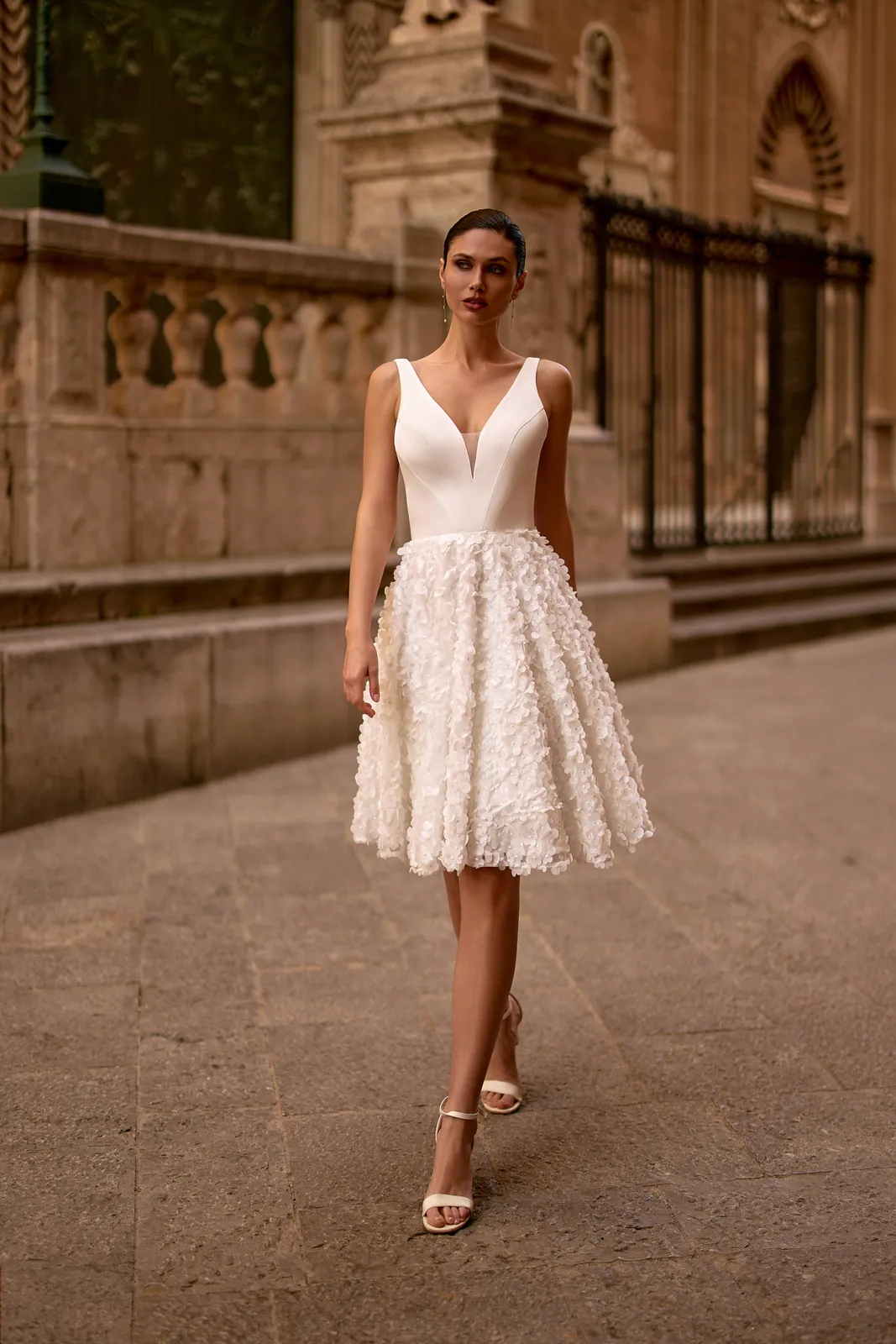 Robe de mariée courte à corsage lisse col V et jupe en tulle à pétales, EB0320 Ellebeline