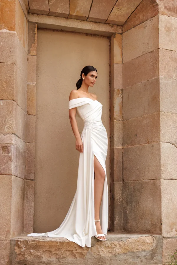 Robe de mariée droite en crêpe à col Bardot croisé, drapé et jupe fendue, EB0200 Ellebeline