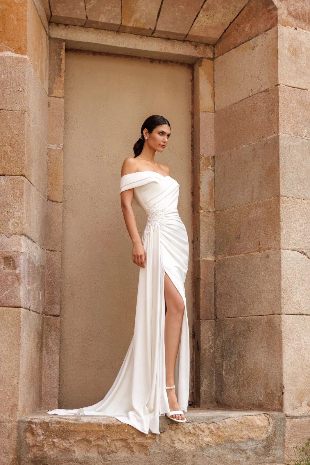 Robe de mariée droite en crêpe à col Bardot croisé, drapé et jupe fendue, EB0200 Ellebeline