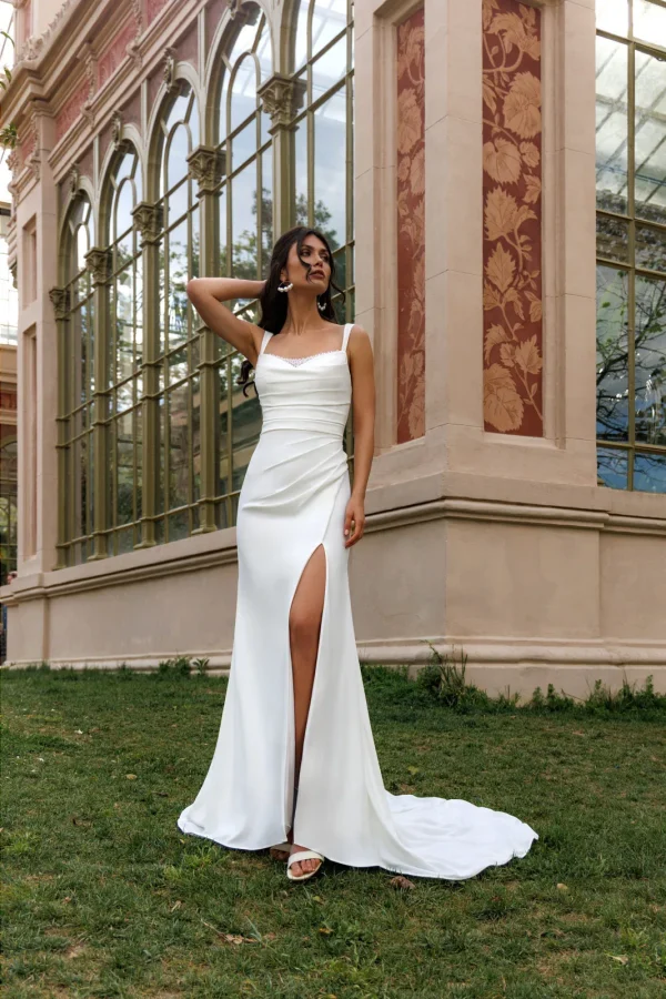 Robe de mariée droite en crêpe drapée à bretelles et fente haute