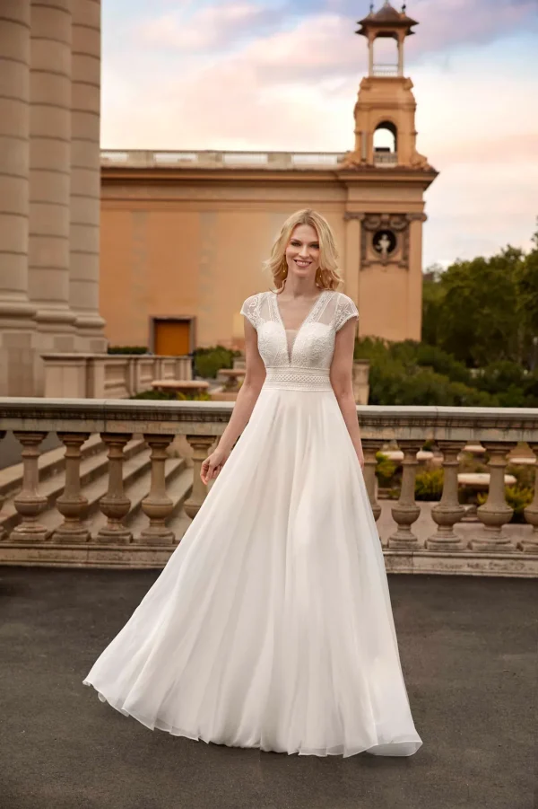 Robe de mariée droite en mousseline à mancherons en dentelle et col en V, EB0128 Ellebeline