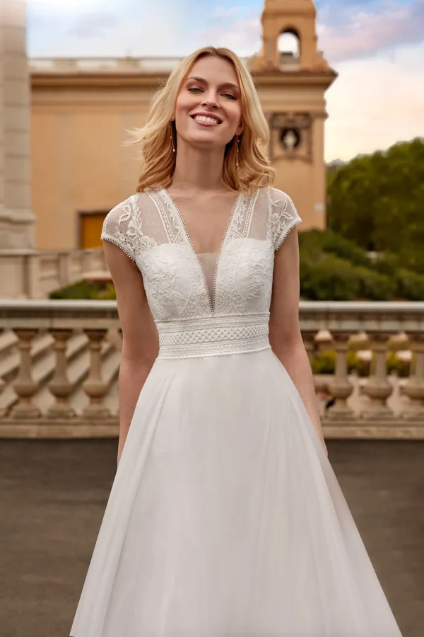 Corsage en dentelle à col en V et ceinture en guipure d'une robe de mariée droite