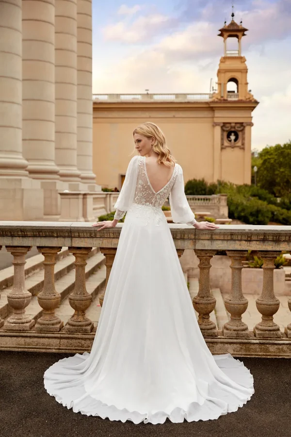 Dos en V et manches longues bouffantes d'une robe de mariée droite en mousseline