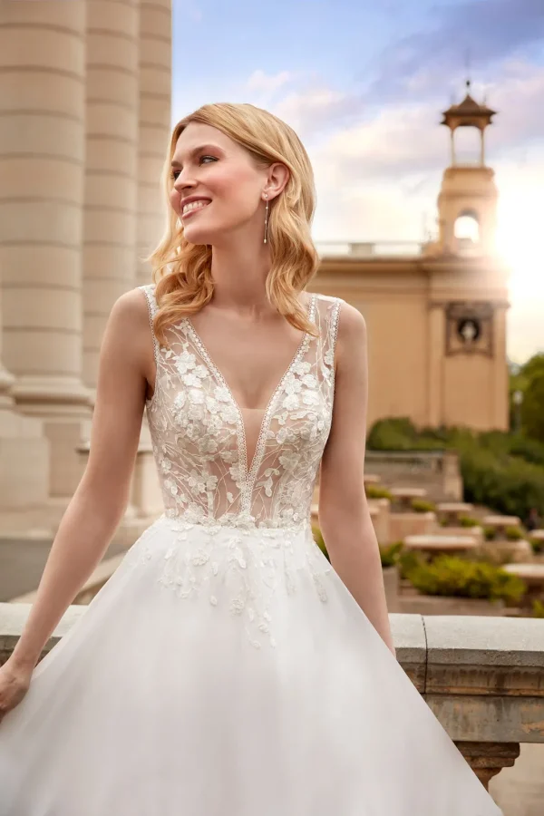 Corsage transparent brodé de fleurs et col en V plongeant d'une robe de mariée droite