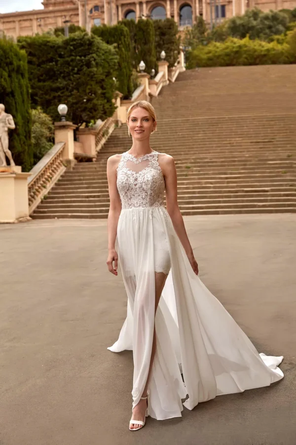 Robe de mariée droite en mousseline à corsage en dentelle et jupe amovible ouverte