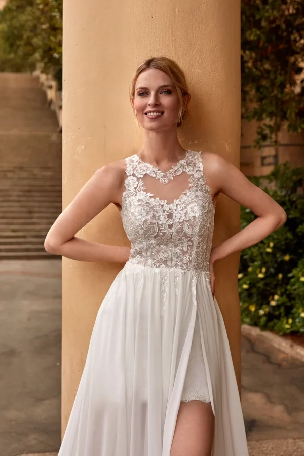 Corsage en dentelle florale à col rond d'une robe de mariée droite en mousseline