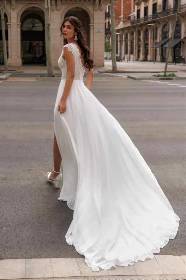 Traîne fluide en mousseline d'une robe de mariée droite à corsage en guipure