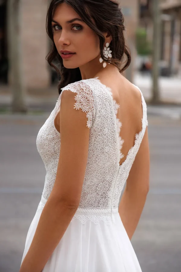 Dos en V en guipure d'une robe de mariée droite en mousseline