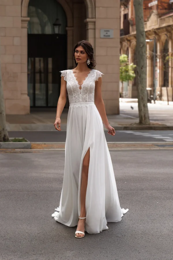 Robe de mariée droite fendue en mousseline à mancherons en guipure et col en V