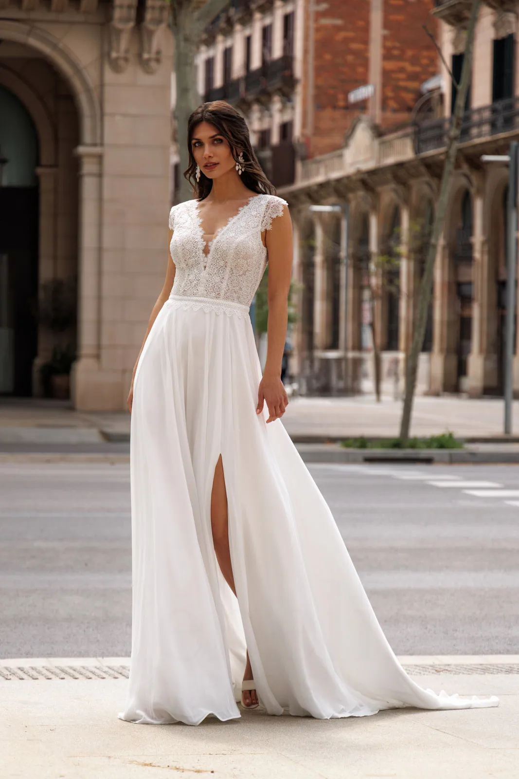 Robe de mariée droite en mousseline à corsage en guipure et jupe fendue, EB0135 Ellebeline