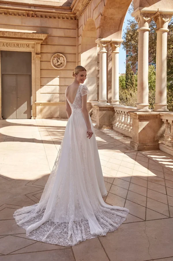 Dos en V et longue traîne en dentelle d'une robe de mariée droite en mousseline