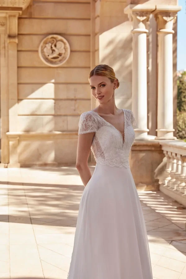 Corsage en dentelle à col en V plongeant et manches courtes d'une robe de mariée droite