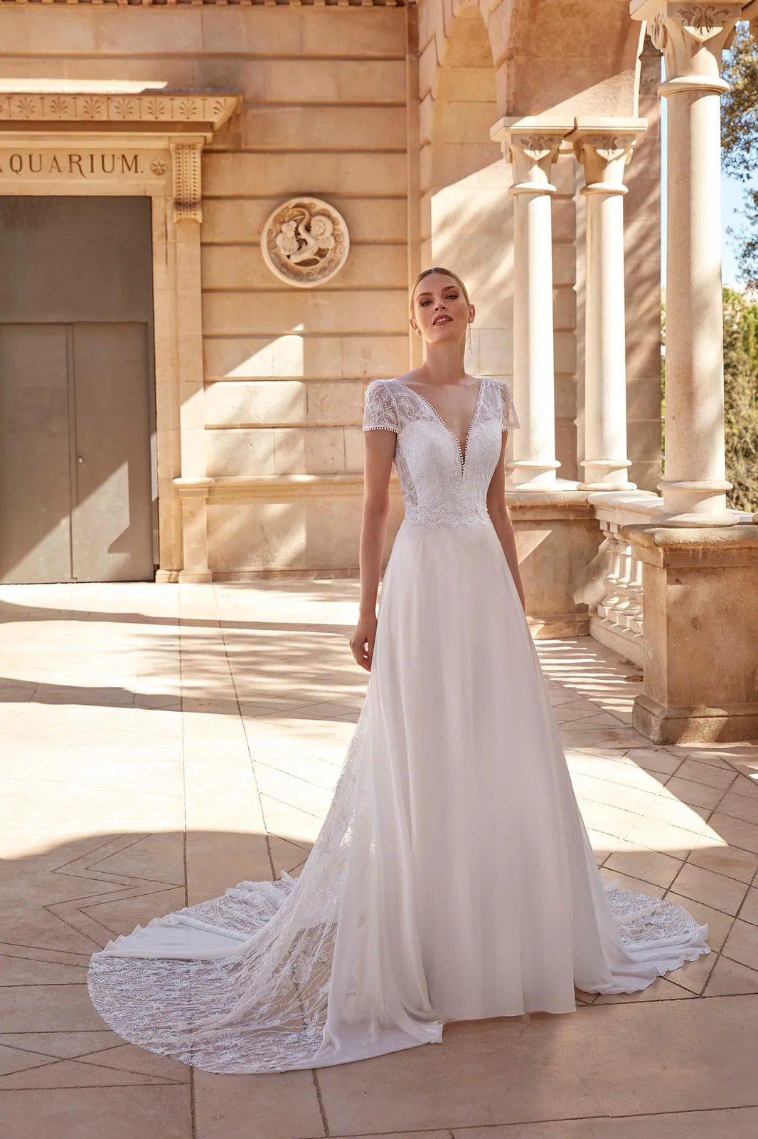 Robe de mariée droite en mousseline à manches courtes et traîne en dentelle, EB0137 Ellebeline