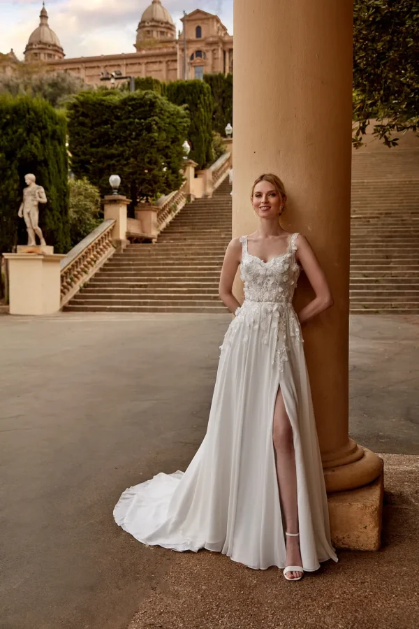 Robe de mariée droite en mousseline à corsage fleuri et jupe fendue, EB0138 Ellebeline