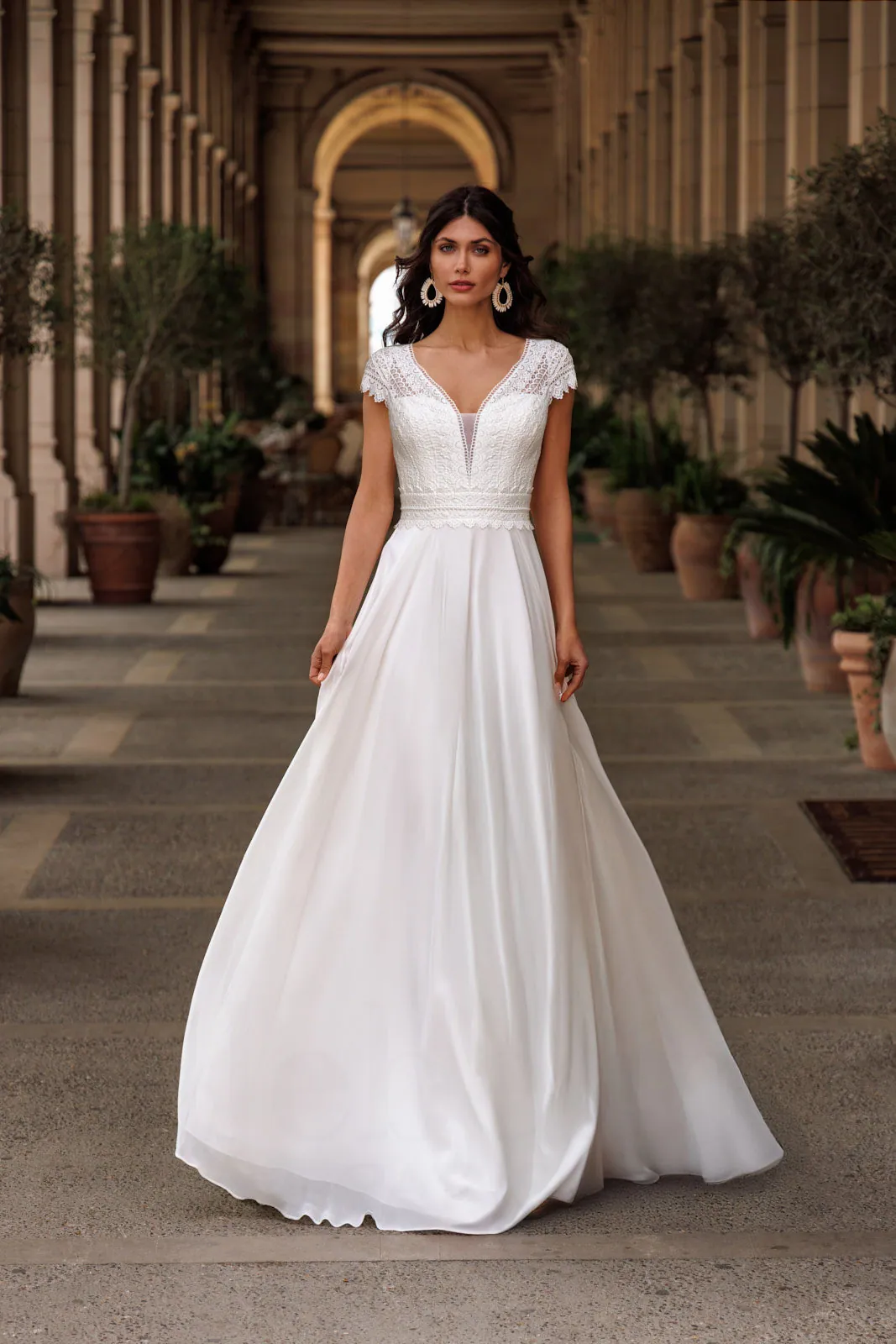 Robe de mariée droite en mousseline à mancherons en guipure et col en V, EB0140 Ellebeline