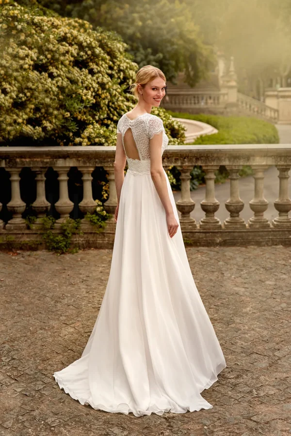 Dos ajouré en goutte et jupe fluide d'une robe de mariée droite en mousseline