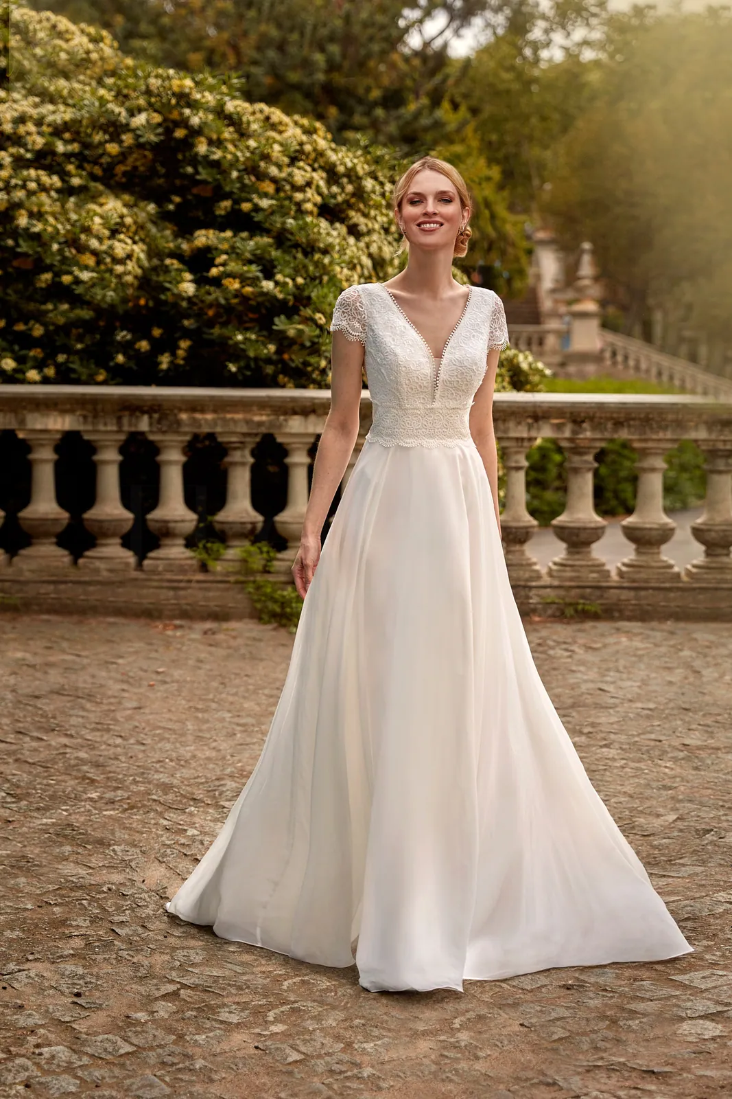 Robe de mariée droite en mousseline à mancherons en dentelle et col en V, EB0141 Ellebeline