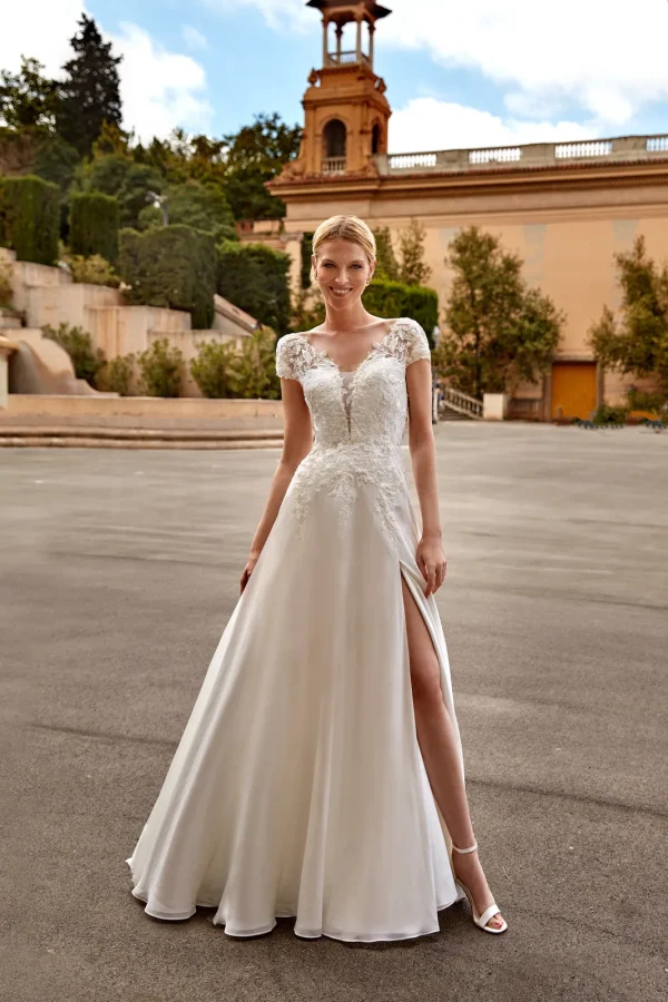 Robe de mariée droite en mousseline à mancherons en dentelle et jupe fendue, EB0150 Ellebeline