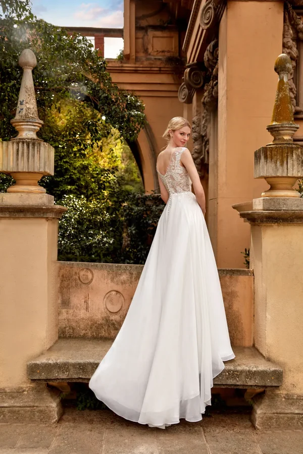 Dos en dentelle transparente et jupe fluide d'une robe de mariée droite en mousseline