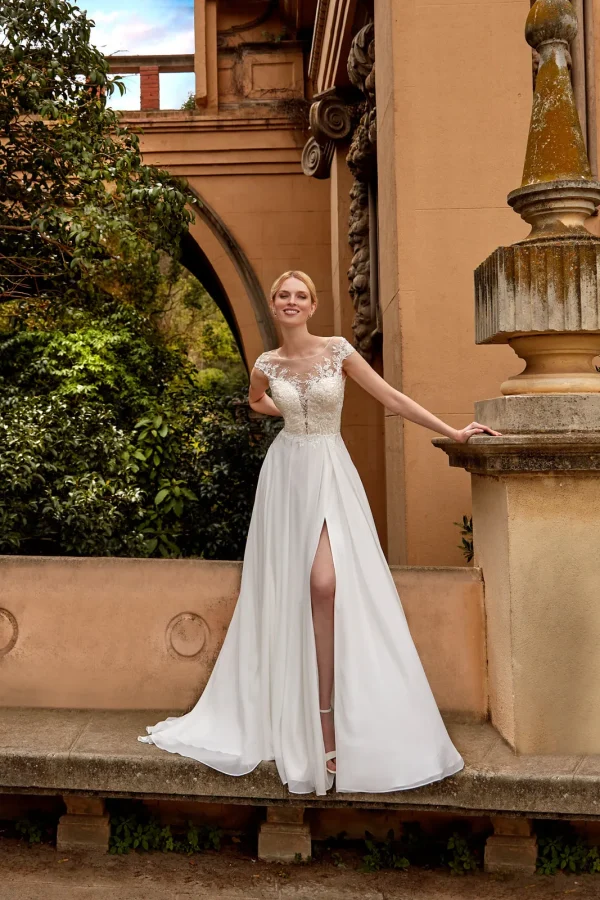 Robe de mariée droite en mousseline à col illusion en dentelle et fente, EB0151 Ellebeline