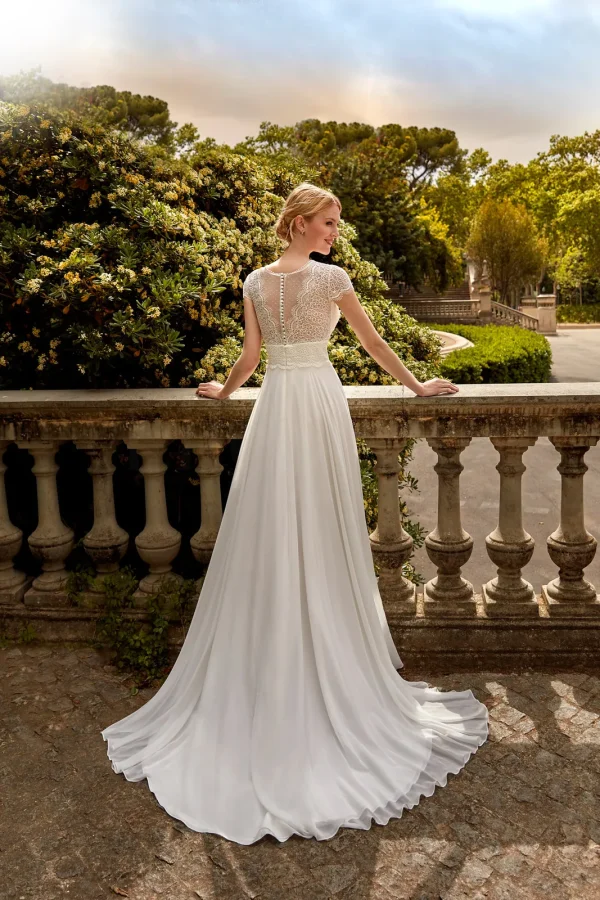Dos boutonné en dentelle et jupe fluide d'une robe de mariée droite en mousseline
