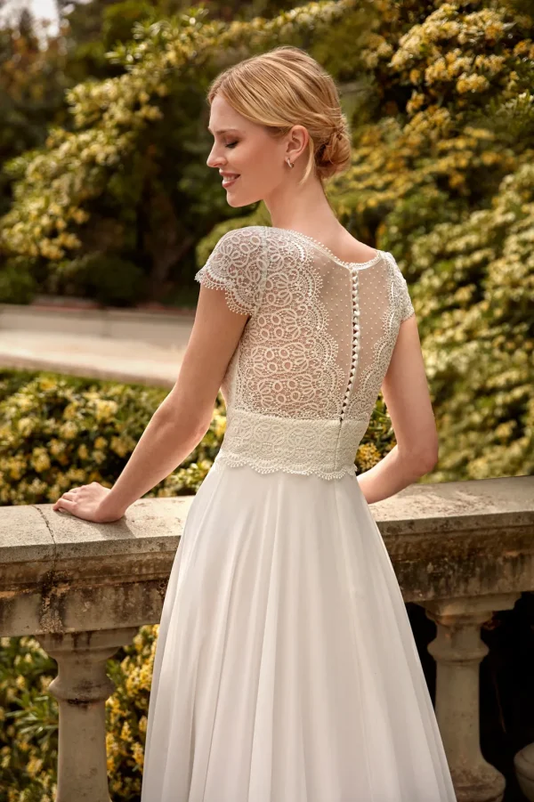 Dos transparent en dentelle boutonné et ceinture brodée d'une robe de mariée droite