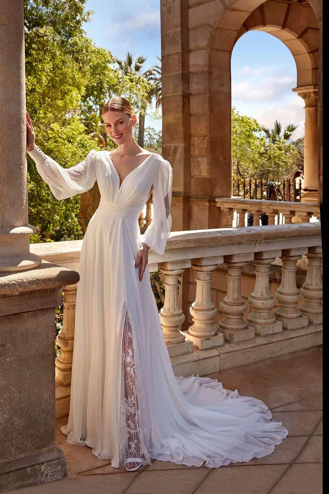 Robe de mariée droite en mousseline à manches bouffantes et fente en dentelle, EB0158 Ellebeline