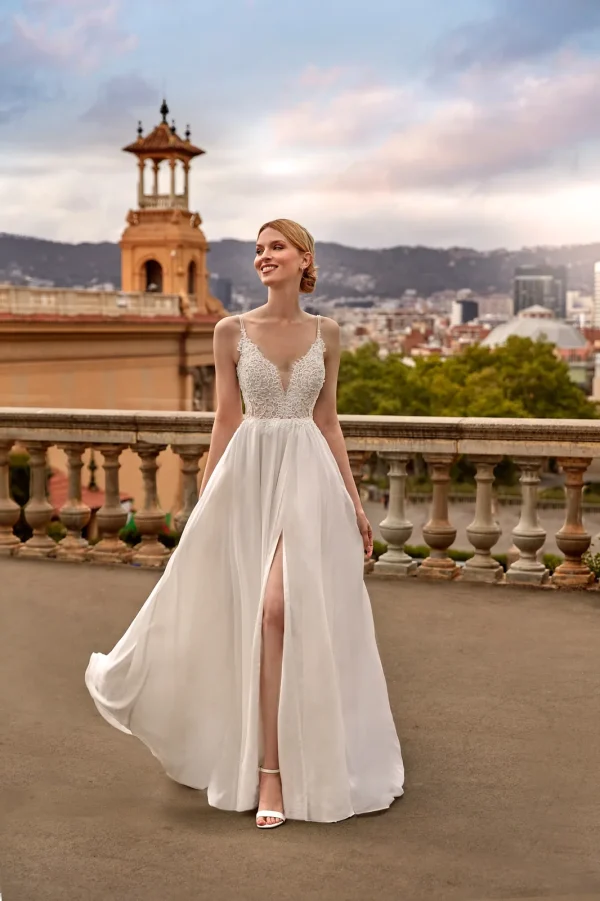 Robe de mariée droite en mousseline à fines bretelles et corsage perlé, EB0185 Ellebeline