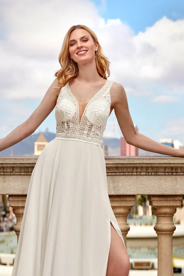 Corsage en guipure à col en V plongeant d'une robe de mariée droite en mousseline