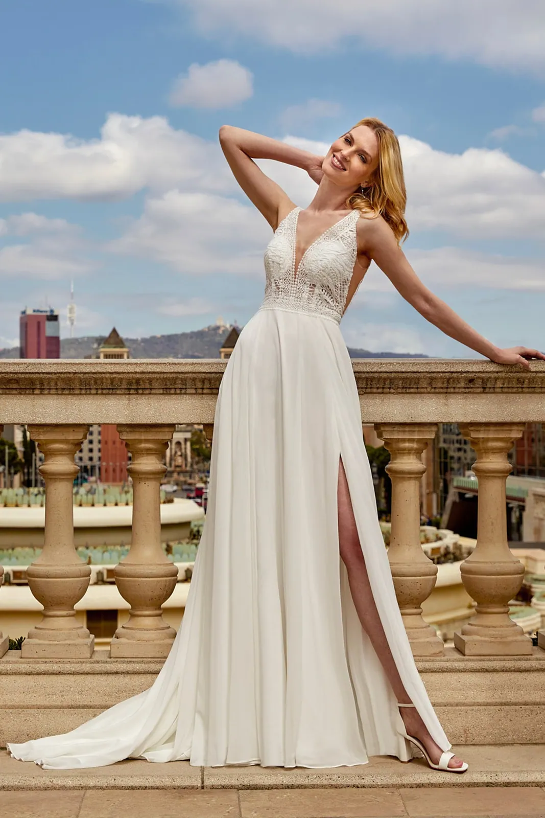 Robe de mariée droite en mousseline à col en V plongeant et jupe fendue, EB0196 Ellebeline