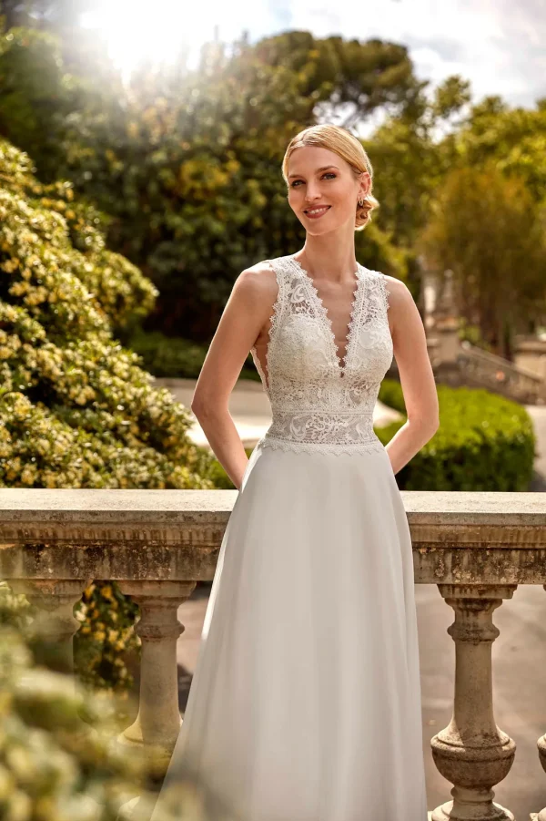 Col en V festonné et flancs transparents en dentelle d'une robe de mariée droite