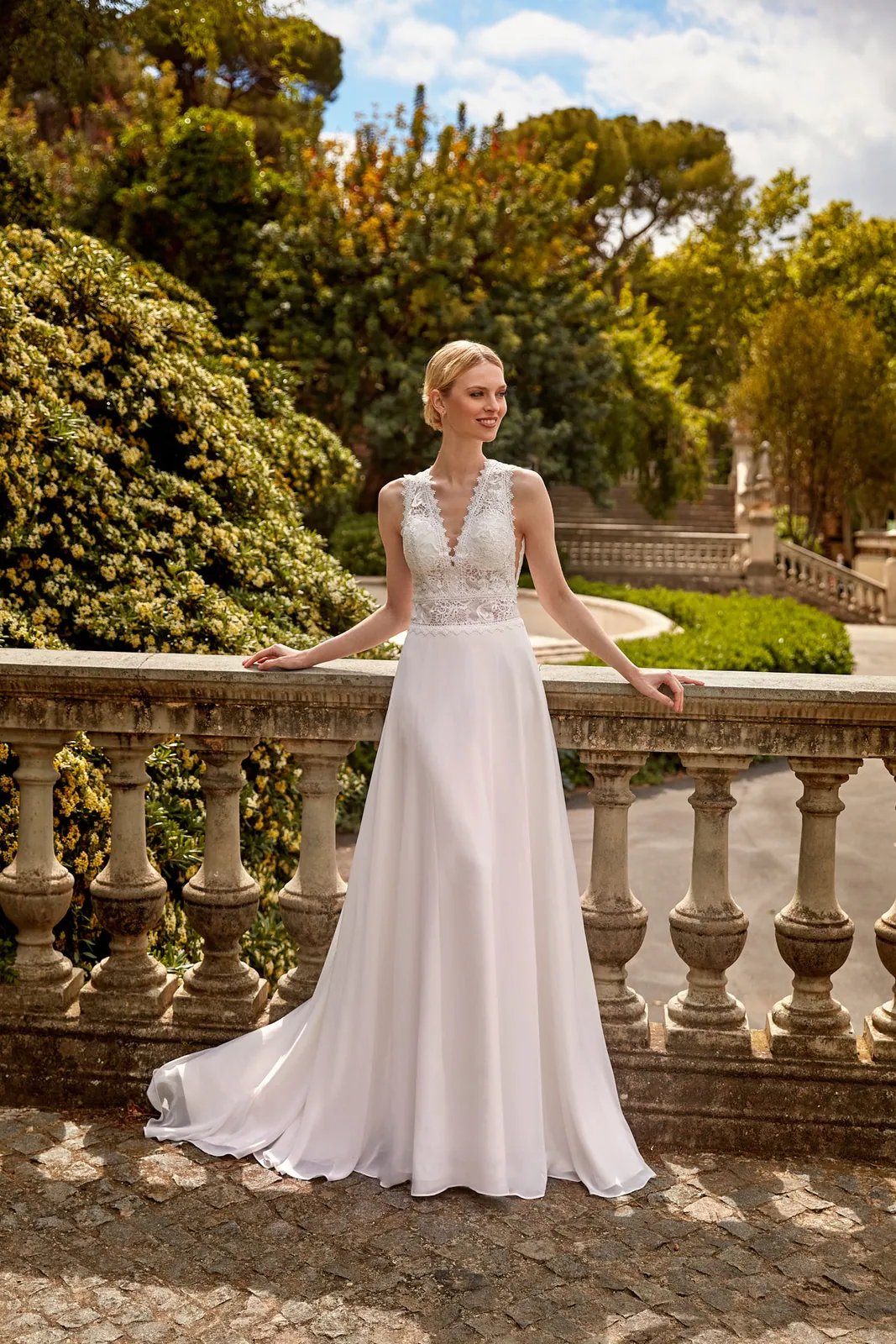 Robe de mariée droite en mousseline à corsage en dentelle et col en V, EB0197 Ellebeline