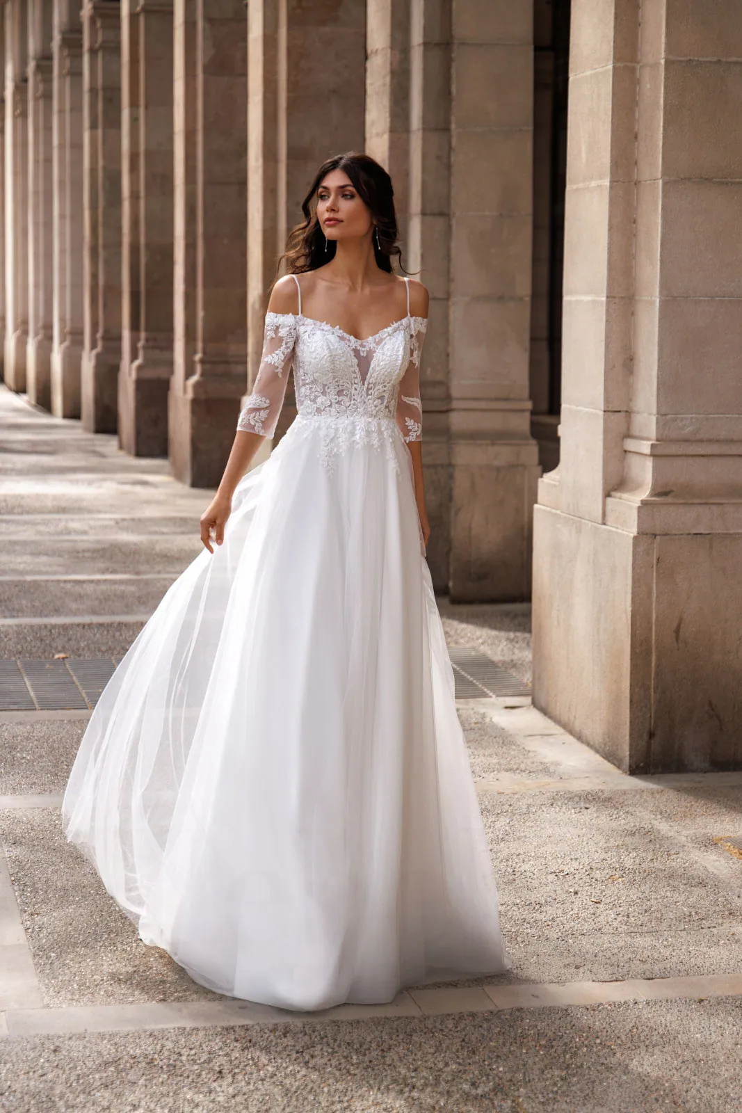 Robe de mariée droite en mousseline à épaules dénudées et manches en dentelle, EB0213 Ellebeline
