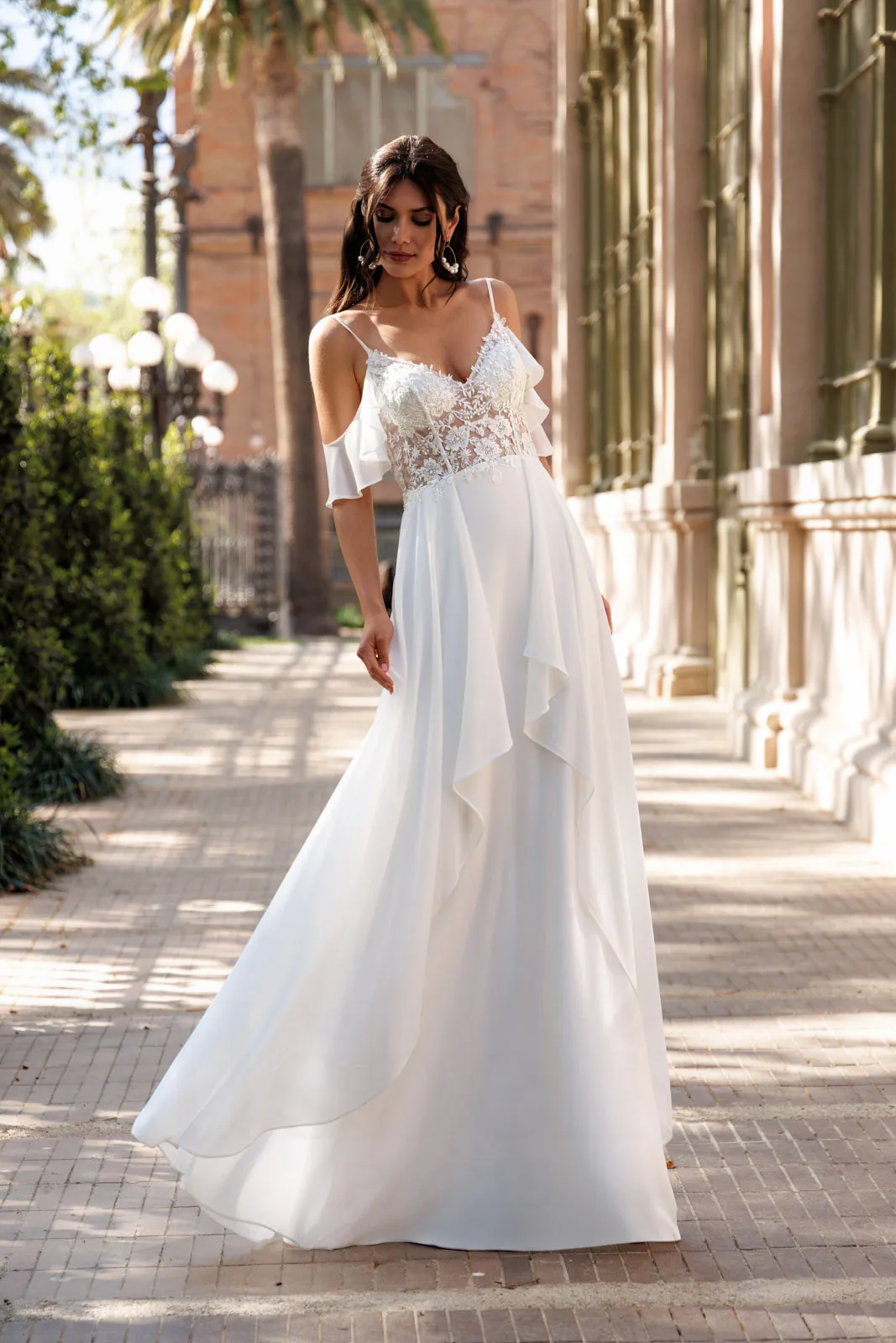 Robe de mariée droite en mousseline à fines bretelles et volants épaules, EB0236 Ellebeline