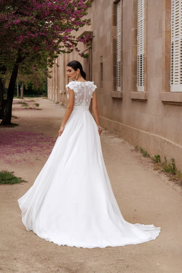 Dos boutonné en dentelle et traîne d'une robe de mariée droite en mousseline