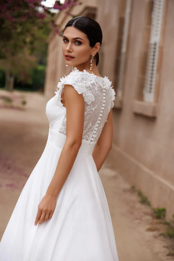 Dos en dentelle à fleurs 3D et boutons d'une robe de mariée droite en mousseline