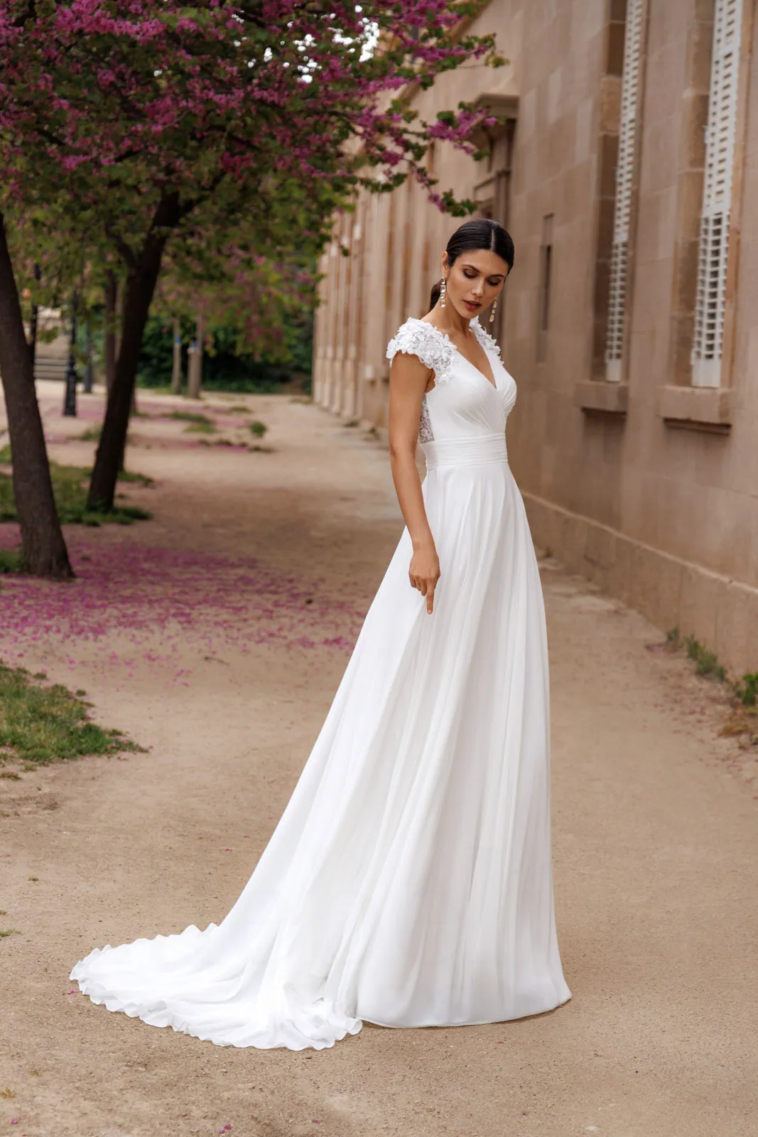 Robe de mariée droite en mousseline à mancherons fleuris et col en V, EB0238 Ellebeline