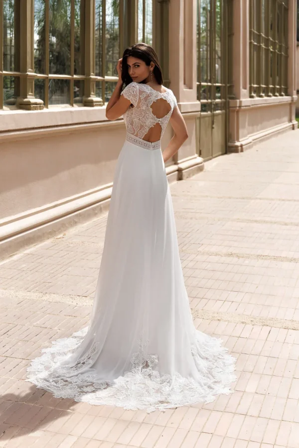 Dos ajouré et traîne en dentelle d'une robe de mariée droite en mousseline