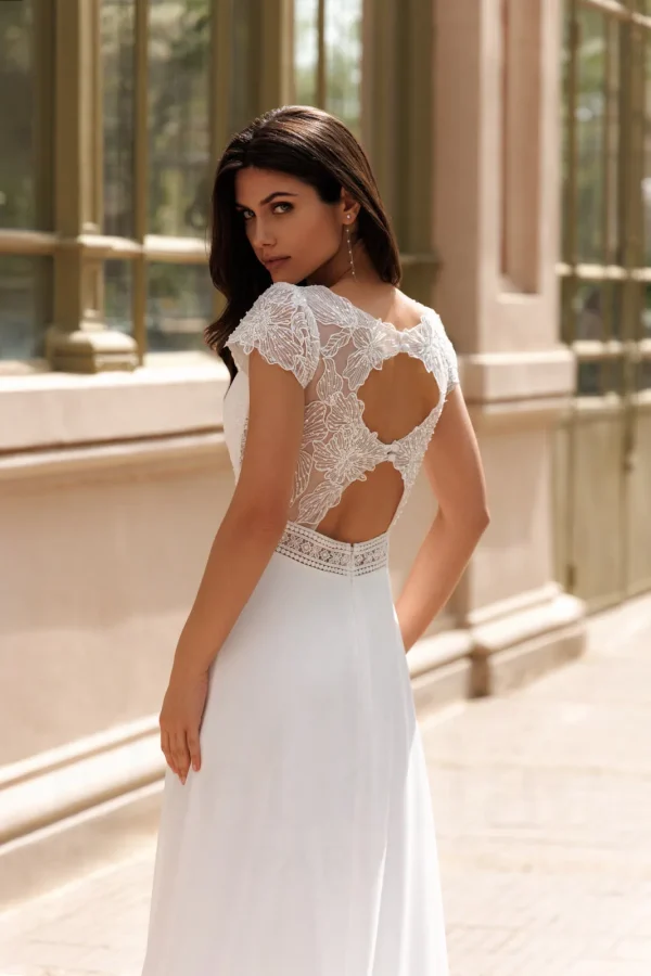 Dos découpé en cœur en dentelle d'une robe de mariée droite en mousseline