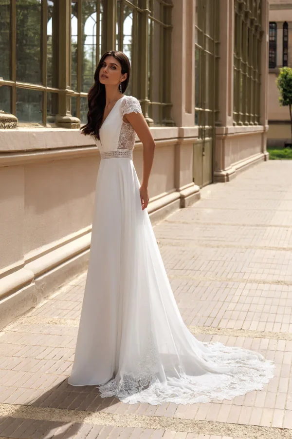 Robe de mariée droite en mousseline à mancherons en dentelle et traîne festonnée