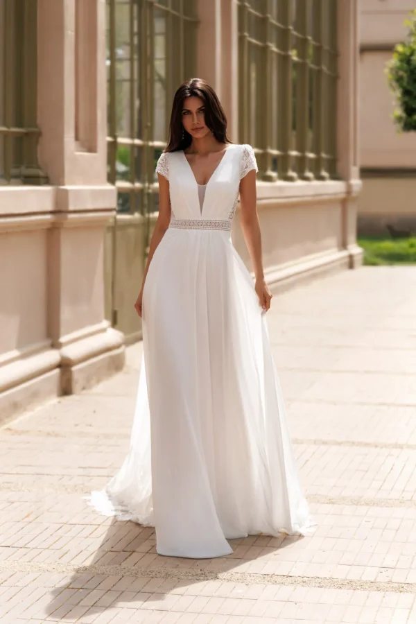 Robe de mariée droite en mousseline à décolleté en V plongeant et mancherons
