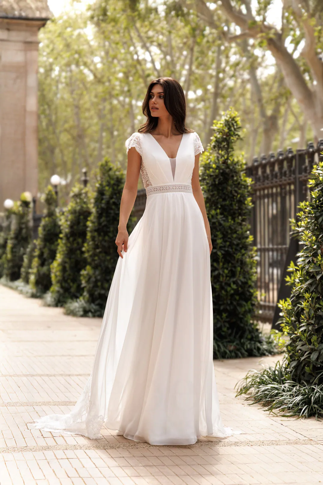 Robe de mariée droite en mousseline à col en V plongeant et ceinture en dentelle, EB0239 Ellebeline
