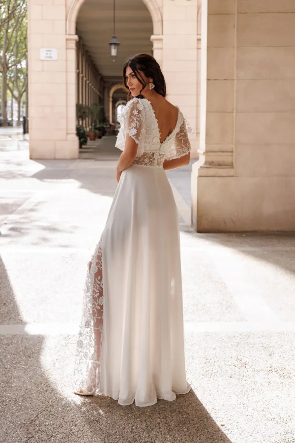 Dos en V et fente en dentelle d'une robe de mariée droite en mousseline