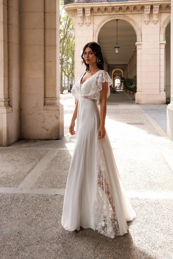 Robe de mariée droite en mousseline à manches papillon et fente en dentelle, EB0240 Ellebeline