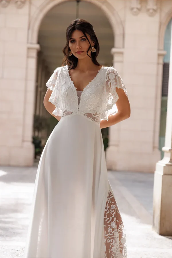 Manches papillon et corsage en dentelle florale d'une robe de mariée droite