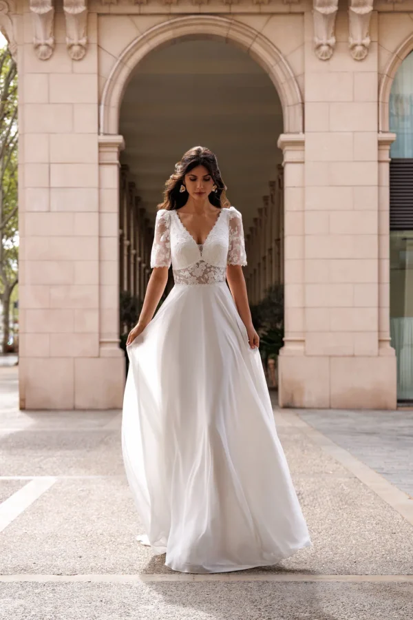 Robe de mariée droite en mousseline à manches courtes en dentelle et col en V, EB0241 Ellebeline