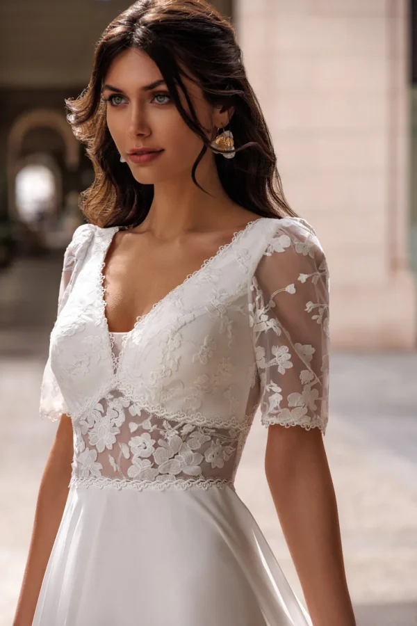 Manches en dentelle florale et corsage transparent d'une robe de mariée droite